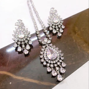 Conjunto de Collar y Pendientes Plateados con Pedrería Blanca Estilo Real – Joyería Nupcial Glamorosa para Novias - Product Image 1