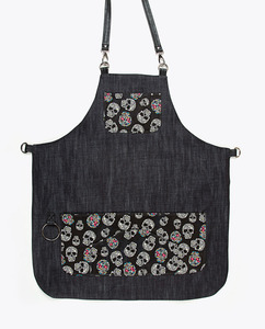 Capa de Peluquería de Mezclilla con Bolsillos con Estampado de Calaveras y Cintura Ajustable para Uso en Barberías y Salones - Product Image 1