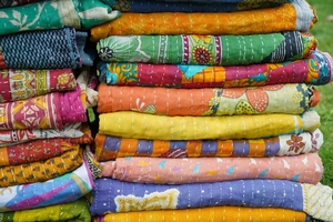 Edredón Kantha Hecho a Mano, Tamaño Queen, Tela de Algodón con Estampado Bohemio, Lavable, Ligero y Cálido, para Uso en el Hogar y Hoteles - Product Image 1