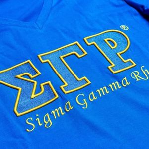 Camiseta Azul Rey con Cuello en V para Mujer, con Bordado en el Pecho de Sigma Gamma Rho, Manga Corta, Ropa Casual Personalizada para Hermandades - Product Image 5