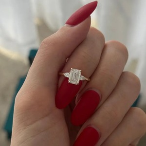 Bague de fiançailles et de mariage en or jaune 18 carats avec diamant de laboratoire taille émeraude, trois pierres, 1,5 carat, et diamants latéraux taille poire émeraude pour femme - Product Image 5