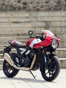 Moto TRIUMPH "THRUXTON 400" avec finition jaune et noire, échappement double et pare-brise, vitesse maximale supérieure à 80 km/h - Product Image 6