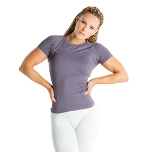 T-shirt gris à manches courtes et col rond pour femme, en tricot, coupe ajustée, avec détail froncé, style sportif décontracté, idéal pour la gym - Product Image 1