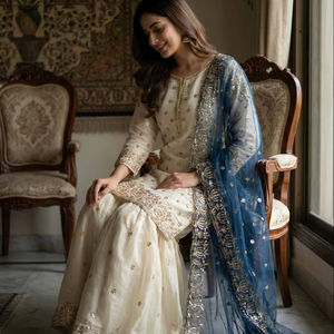 Elegante Salwar Kameez de Manga Larga con Tela de Georgette Sintética Pesada, Bordado de Lentejuelas y Dupatta a Juego, Ideal para Fiestas de Invierno y Eventos Especiales. - Product Image 1