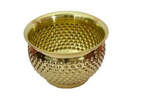 Macetero de latón hecho a mano con corte de diamante para espacios de oficinas, hoteles, cafeterías y restaurantes. Macetero de latón para exportación mundial desde India. - Product Image 6