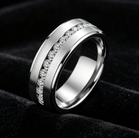 Bague en titane avec zircone sertie sur le canal central, alliance éternelle brossée de 8 mm pour homme, bijoux de luxe pour homme en gros