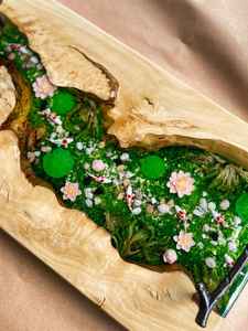 Plateau de service personnalisé en résine et bois pour charcuterie et fromages, motif Poisson Koi de rivière, plateau pour bassin à Koi, cadeau de pendaison de crémaillère - Product Image 3