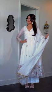 Ensemble Anarkali brodé blanc avec dupatta, coupe ample, tenue traditionnelle indienne et pakistanaise pour mariage, longueur cheville, manches longues pour femme - Product Image 2