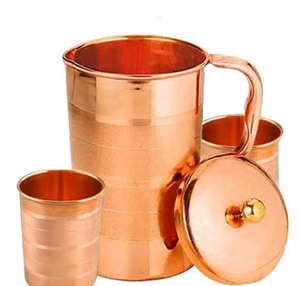 Ensemble élégant de carafes en cuivre avec des rayures horizontales discrètes, des verres assortis et un couvercle élégant. Disponible au prix de gros. - Product Image 1