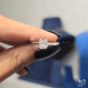 Bague de fiançailles élégante et allongée en diamant coussin, solitaire de 1 carat cultivé en laboratoire, en or blanc 10k, avec bande fine, intemporelle pour demande en mariage - Product Image 6