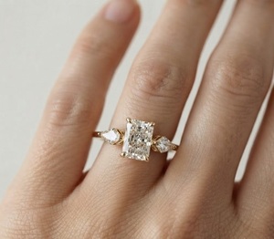 Bague de fiançailles en or jaune 18 carats avec trois pierres de 2,27 carats, couleur E, clarté VS1, diamant de laboratoire taille radiant de 2 carats pour alliance de mariage - Product Image 5