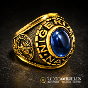 วี.วาย. DOMINGO JEWELLERS แหวนตราประทับกองทัพเรือไนจีเรีย ชุบทอง ประดับแซฟไฟร์ ทรงคลาสสิกสำหรับผู้ชาย - Product Image 2