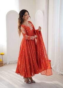 Ensemble Anarkali Salwar Kameez Brodé et Gaufré Orange avec Dupatta en Faux Georgette, Col en V, Longueur Ras du Sol, Séchage Rapide, pour Mariage Traditionnel - Product Image 5