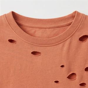 เสื้อยืดครอปท็อปผู้หญิงสไตล์วินเทจแบบทำสีซีดขาดๆ สำหรับขายส่งช่วงซัมเมอร์ คอกลม ทรงครอปท็อป  รับสั่งทำสีตามต้องการ - Product Image 4