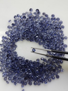 Pierre précieuse naturelle P Iolite 2,75 mm, taille brillant ronde, qualité supérieure, avec effets pleochroïques, pour la fabrication de bijoux - Product Image 1