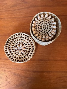 Juego de posavasos de ratán simple, hechos a mano, perfectos para proteger las mesas de bebidas frías y calientes, tejidos a mano en India. - Product Image 5