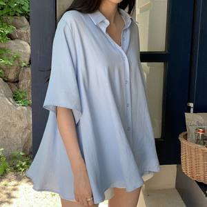 Camicetta Estiva da Donna Stile Boxy con Maniche a Tre Quarti, Orlo Svasato e Tessuto Traspirante, Prodotta in Corea - Product Image 1