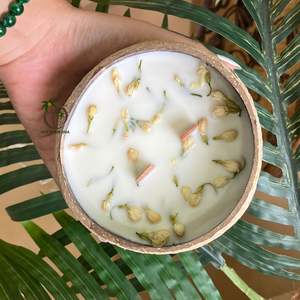 Vela Aromática Hecha a Mano con Cera de Coco de Origen Vietnamita, con Beneficios Relajantes y Saludables para Uso en Fiestas y Bares - Product Image 1