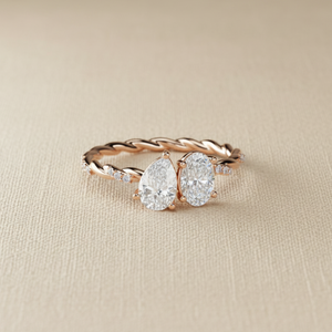 Anillo de compromiso de oro rosa con pavé retorcido y diamantes de moissanita de corte pera y ovalado de 1 quilate |   Anillo de novia único con doble piedra - Product Image 2