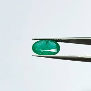 มรกตสีเขียวรูปไข่ 3.77 กะรัต จากแซมเบีย ตามแผนภูมิพลอยราตติ 4.25 - Product Image 4