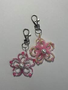 Porte-clés brodé à la main avec perles, élégant et décoratif, avec des perles artisanales détaillées pour sacs, pochettes et usage quotidien - Product Image 1