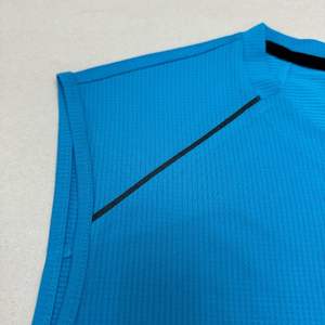 Débardeur de sport léger à col rond Excellente qualité Maille de polyester recyclé teint en plaine Tissage tricoté Style sportif - Product Image 4