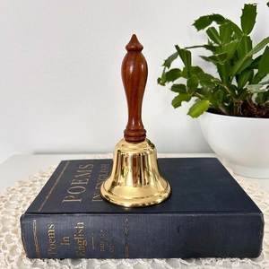 Cloche à main en laiton au design vintage avec poignée en bois, son fort et clair, pour la maison, le temple, la réception, l'école, la salle de classe et la décoration de bureau - Product Image 5