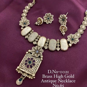 Conjunto de collar nupcial de latón dorado antiguo con diseño floral y pendientes a juego - Product Image 1