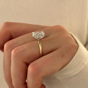 Bague inspirée de la nature avec diamant de laboratoire de 2,5 carats taille radiant E VVS2, halo caché, sertissage lotus tulipe, certifiée IGI - Product Image 4