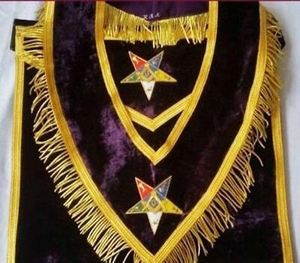 Delantal Masónico de Terciopelo con Patrón Geométrico Bordado, Borde Dorado y Aplicación de Borlas, de una Sola Cara - Product Image 3