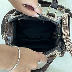 ชุดกระเป๋าเดินทางหนังแท้ลายดอกไม้แกะสลักด้วยมือ 3 ชิ้น สไตล์ตะวันตก พร้อมกระเป๋าสะพายข้างและกระเป๋าเดินทางแบบดัฟเฟิล - Product Image 6