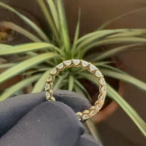 Elegante Anillo de Diamantes de Corte Redondo en Oro Amarillo |   Anillo de Compromiso de Lujo con Brillo Radiante, Joyería Fina Atemporal, Regalo para Ella - Product Image 3