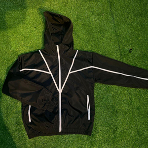 ชุดวอร์มผู้ชาย OEM สำหรับฤดูร้อน สไตล์ฮิปฮอป เสื้อแจ็คเก็ตและกางเกงขาสั้นแบบมีซิปสะท้อนแสง ผลิตตามสั่ง ผ้าโพลีเอสเตอร์ 100% ชุดสองชิ้น - Product Image 2