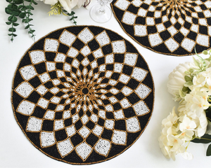 FAIZA CRAFT Set de table rond brodé à la main avec perles, motif géométrique floral noir, blanc et or - Product Image 2