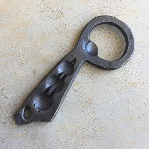 Abridor de botellas de hierro con acabado mate negro y elegante, ideal para decoración de fiestas y eventos, y para regalar. - Product Image 3