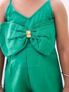 Mono corto verde para niñas con cuello en V, tirantes finos, sin mangas, detalle de lazo, transpirable, color liso, poliéster/rayón, estilo body - Product Image 3