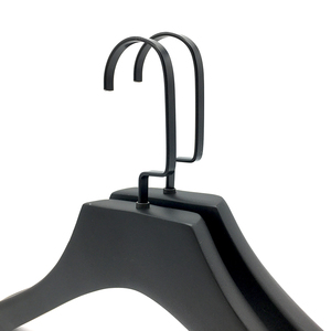 Cintres en bois noir personnalisés de haute qualité avec logo pour manteaux épais pour hommes - Cintre élégant et simple - Product Image 4