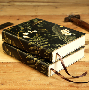 Diario de cuero negro hecho a mano – Cuaderno con relieve de flor blanca, bayas y helecho - Product Image 1