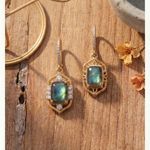 ต่างหูลาบราดอไรต์ธรรมชาติ ยาว 5.5 นิ้ว ประดับเพชร CZ ตัวเรือนเงินแท้ 925 ชุบทอง 18K ต่างหูดีไซน์เนอร์ ของขวัญสำหรับเธอ - Product Image 2