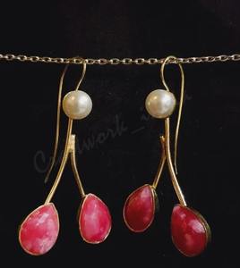 Boucles d'oreilles pendantes longues en pierre rouge de qualité supérieure, bijoux de créateur pour femmes, pour le bureau, les voyages et les occasions décontractées, en vente - Product Image 2