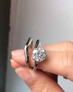 Anillo Solitario Moderno Apilable con Doble Banda en Chevron y Diamante Cultivado en Laboratorio de Corte Redondo, Oro Blanco de 14K, Joyería Fina, Regalo para Cumpleaños - Product Image 3