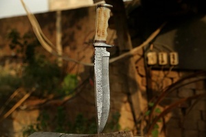 Couteau Bowie droit artisanal en acier Damas avec manche en os, pour le camping, la survie et la chasse, de la marque A&M ENTERPRISES. - Product Image 4