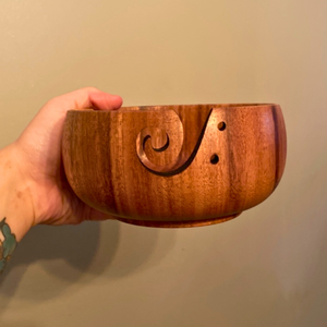 Cuenco de madera para hilo, amado por los tejedores, con una espiral suave que alimenta el hilo de forma limpia, ayuda a mantener la tensión y mantiene el hilo organizado. - Product Image 1