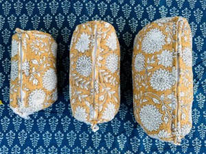 Ensemble de trousses de toilette et de maquillage vintage personnalisables en coton écologique, imprimées à la main, avec 3 grandes pochettes de voyage étanches à fermeture éclair - Product Image 3