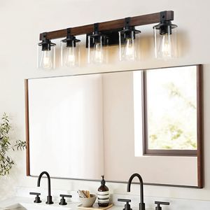 Lampada da Parete Rustica a 5 Luci Stile Fattoria Moderna, Applique Industriale da Bagno da 35 Pollici con Paralumi in Vetro, Illuminazione per Specchio da Bagno in Legno - Product Image 2