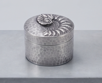 Boîte de rangement en métal martelé argenté antique pour dattes et fruits secs avec couvercle en coquille fossile, vente en gros