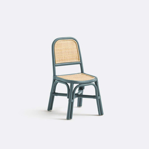 Chaise d'enfant moderne en rotin vert, chaise de salle à manger en osier pour enfants, mobilier de chambre d'enfant fait main en cannage, chaise élégante pour salle de jeux, chaise naturelle pour enfants - Product Image 1