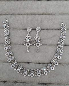 Parure de bijoux AD : Exquise motif de cerceau de perles répétitif, maillons incurvés, accents de pierres ovales et boucles d'oreilles pendantes assorties - Fournisseur - Product Image 2