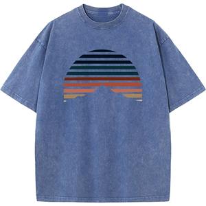 Camiseta de Manga Corta para Hombre de Inspiración Retro con Estampado Geométrico Maca con Diseño de Montaña al Atardecer, Camiseta Informal de Algodón Lavado - Product Image 5