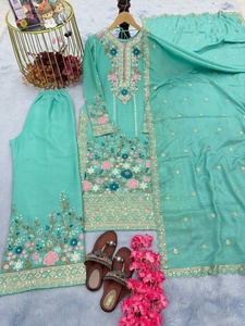 Nouvelles tenues de soirée exclusives de créateurs, style indien et pakistanais en georgette, disponibles chez Samp Corporation. - Product Image 2